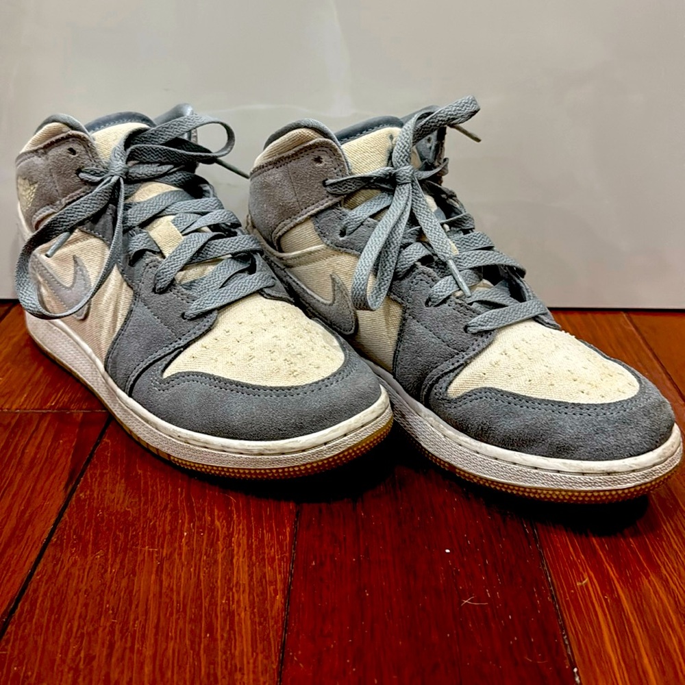 Air Jordan 1 Mid SE.